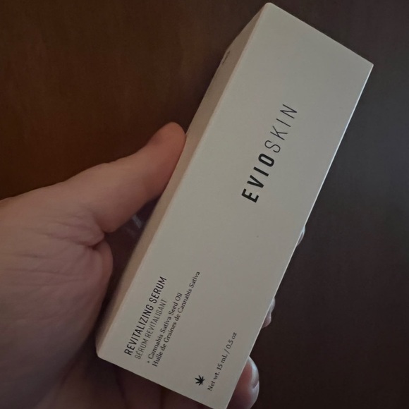 EvioSkin
Revitalizing Serum - Picture 6 of 7